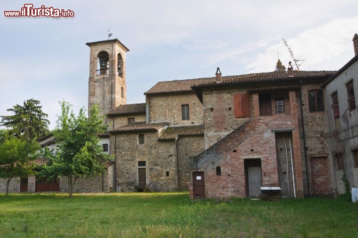 Immagine Panorama sugli edifici di Grazzano Visconti, Piacenza - Una suggestiva veduta delle abitazioni e della torre campanaria del borgo emiliano © Mi.Ti. / Shutterstock.com