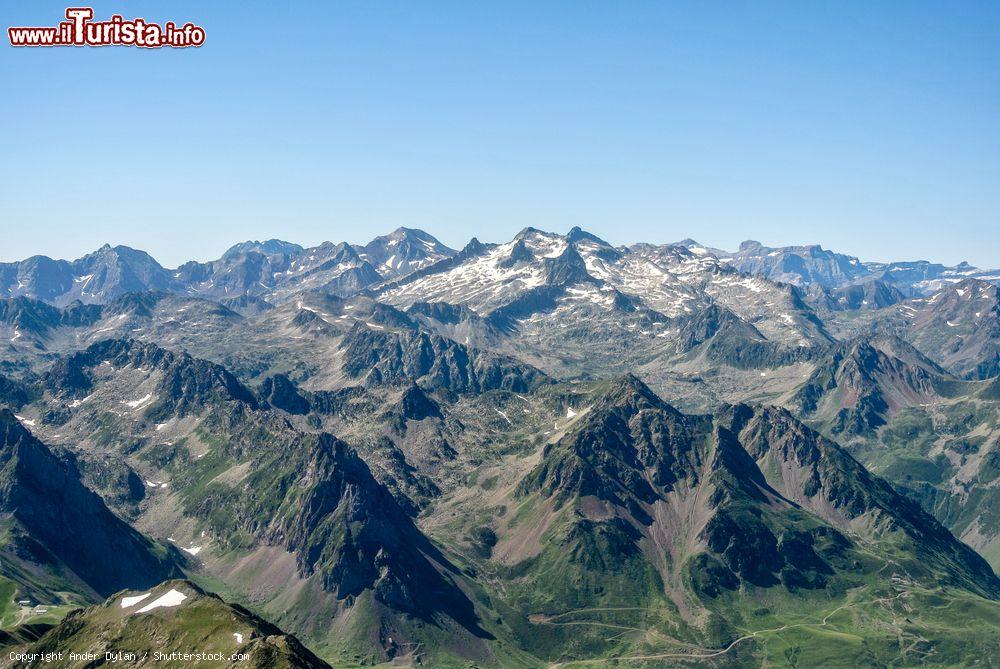 Immagine Panorama estivo dal Pic du Midi de Bigorre (2877 metri) nei Pirenei, Francia - © Ander Dylan / Shutterstock.com