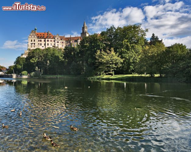 Immagine Panorama estivo del castello di Sigmaringen, Baden-Wurtemberg, Germania - Cielo azzurro e vegetazione verde fanno da suggestiva cornice a questa costruzione di impronta medievale Khirman Vladimir / Shutterstock.com