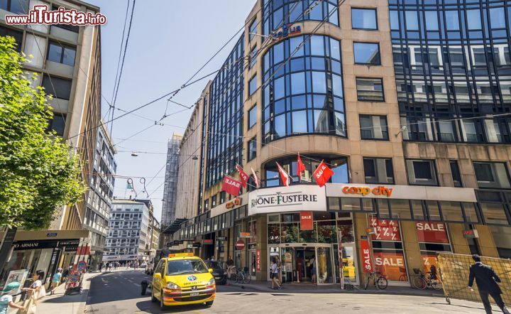 Immagine Panorama estivo del centro di Ginevra, Svizzera. Negozi e attività commerciali si affacciano in rue de Commerce contribuendo a rendere questa città una delle più popolari del paese - © ELEPHOTOS / Shutterstock.com 