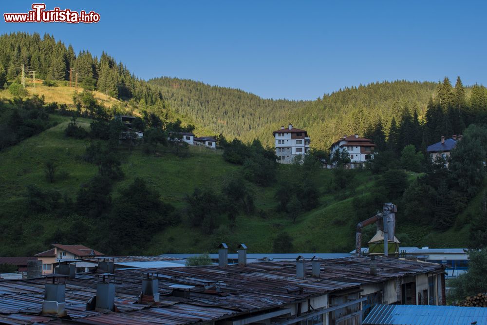 Immagine Panorama estivo della città di Chepelare, Bulgaria: siamo nella regione di Smolyan, 10 chilometri a nord del resort di Pamporovo.