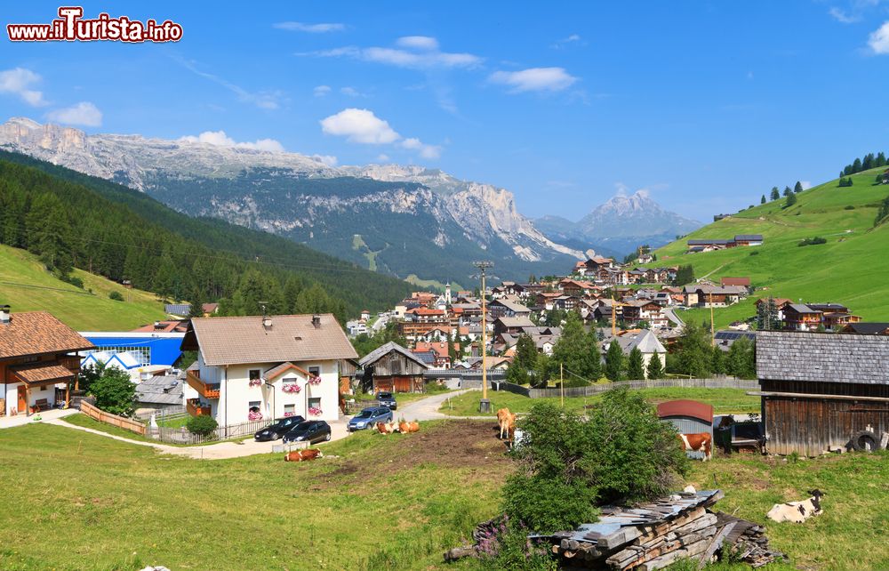 Immagine Panorama estivo di San Cassiano, villaggio alpino in Alta badia