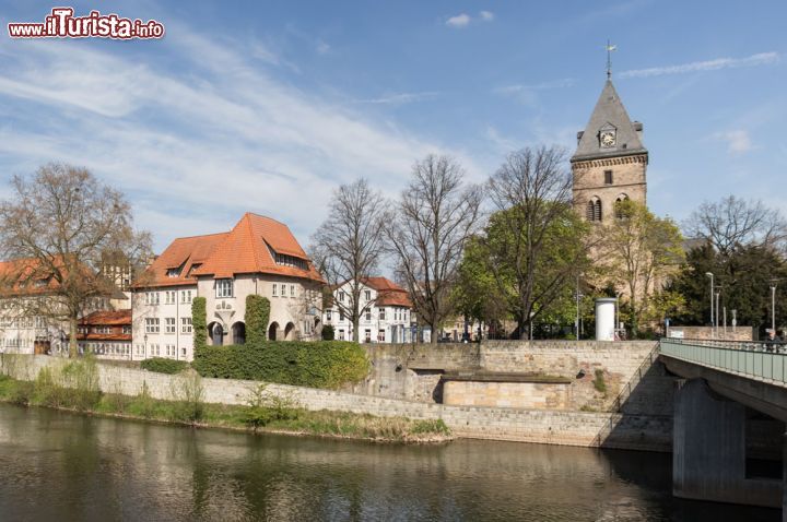 Immagine Panorama fluviale di Hameln, Germania. Questo bello scorcio panoramico ritrae alcune dimore e un edificio religiosio della città tedesca affacciati sulle acque del fiume Weser - © Tobias Arhelger / Shutterstock.com