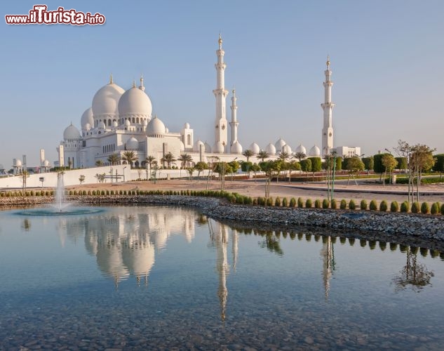 Immagine La Grande Moschea dello Sceicco Zayed, ad Abu Dhabi, è tra le moschee più grandi del mondo. Delle sue 80 cupole, le maggiori sono visibili anche da lontano, abbaglianti nella luce del giorno - © Mariia Savoskula / Shutterstock.com