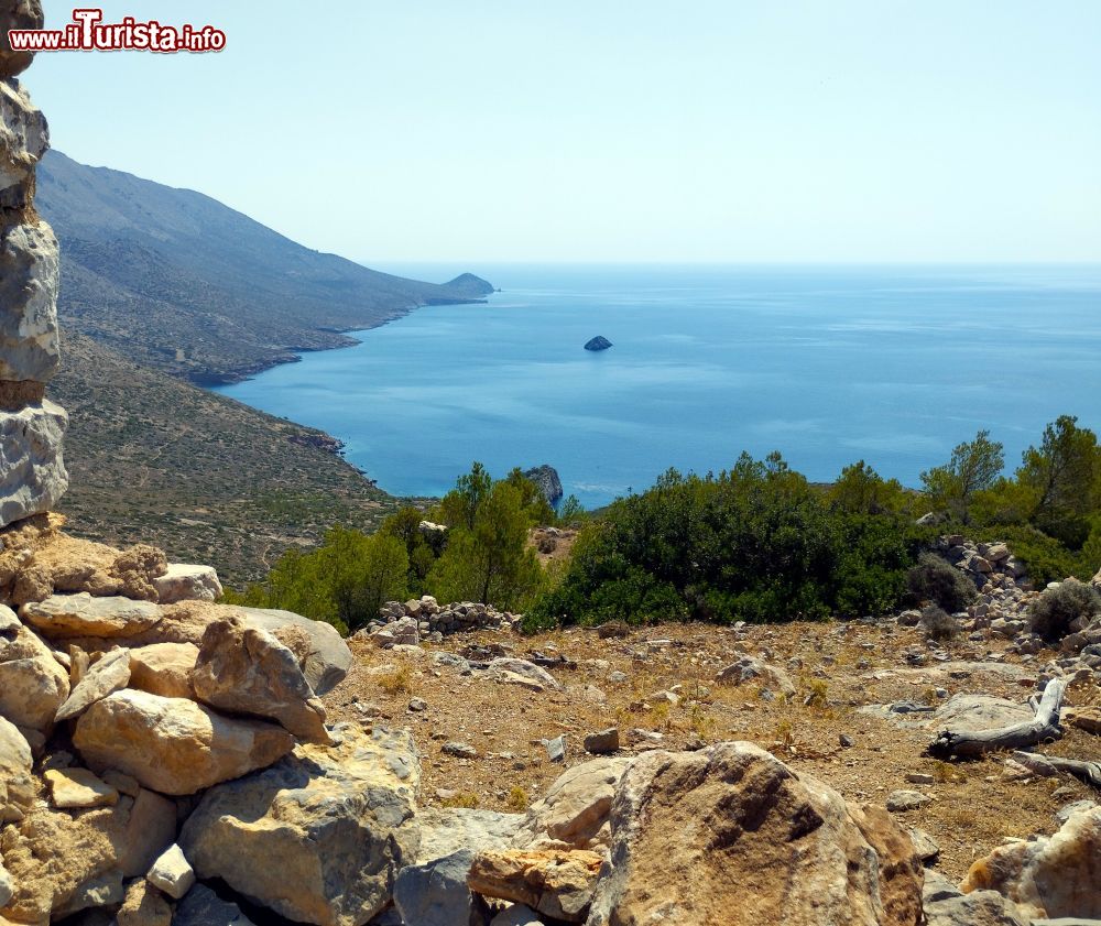 Immagine Il panorama su Hydra e il suo mare visto dalle rovine di Episkopi.