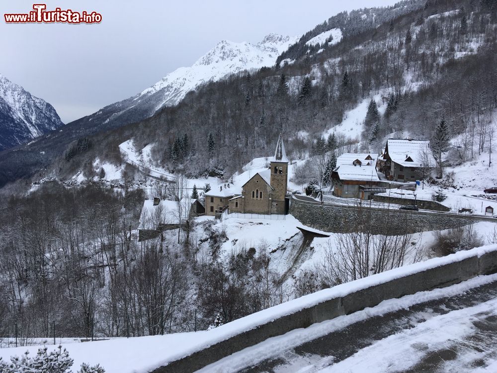 Immagine Panorama innevato del villaggio alpino di Vaujany, Francia. Il borgo, situato a 1250 metri sul livello del mare, si trova 55 km a est di Grenoble. Siamo al confine con la Savoia.