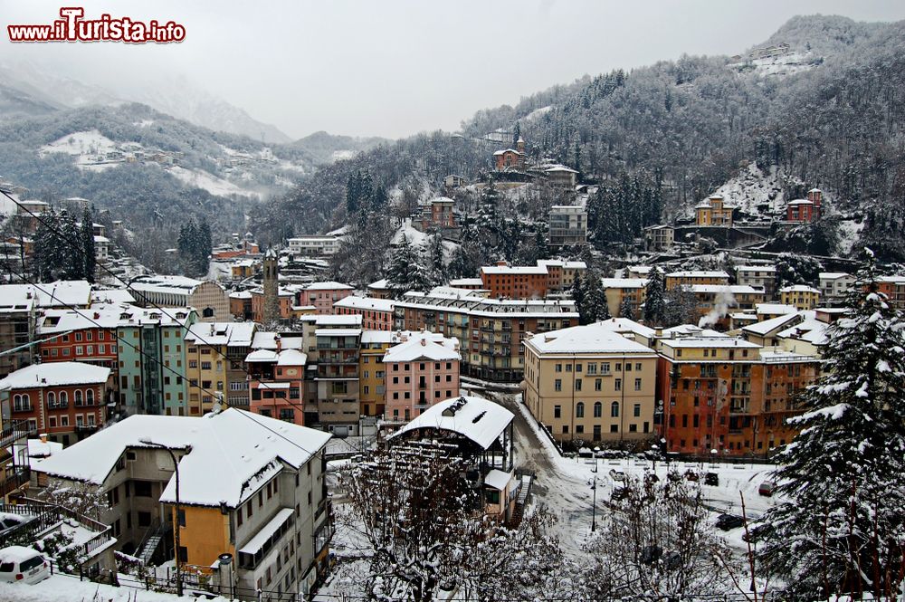 Immagine Panorama innevato della cittadina di Recoaro Terme, Veneto.