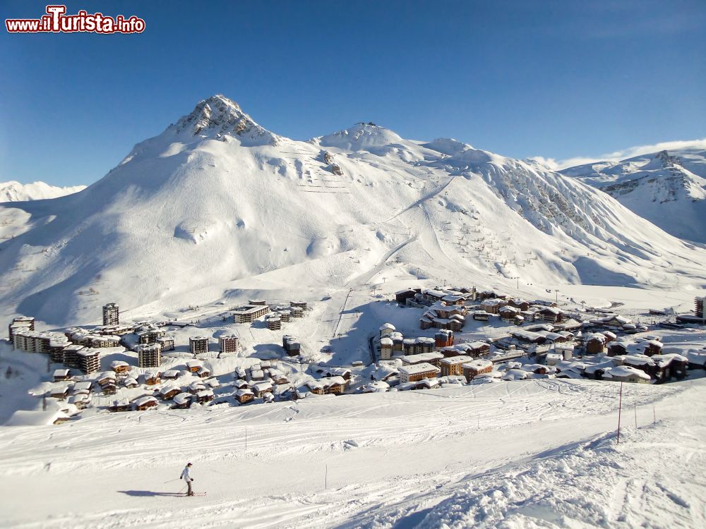 Immagine Panorama innevato della cittadina di Tignes, Savoia, Francia. Vista la presenza del ghiacciaio e l'altitudine elevata (le piste toccano quota 3450 metri), qui si può sciare tutto l'anno.