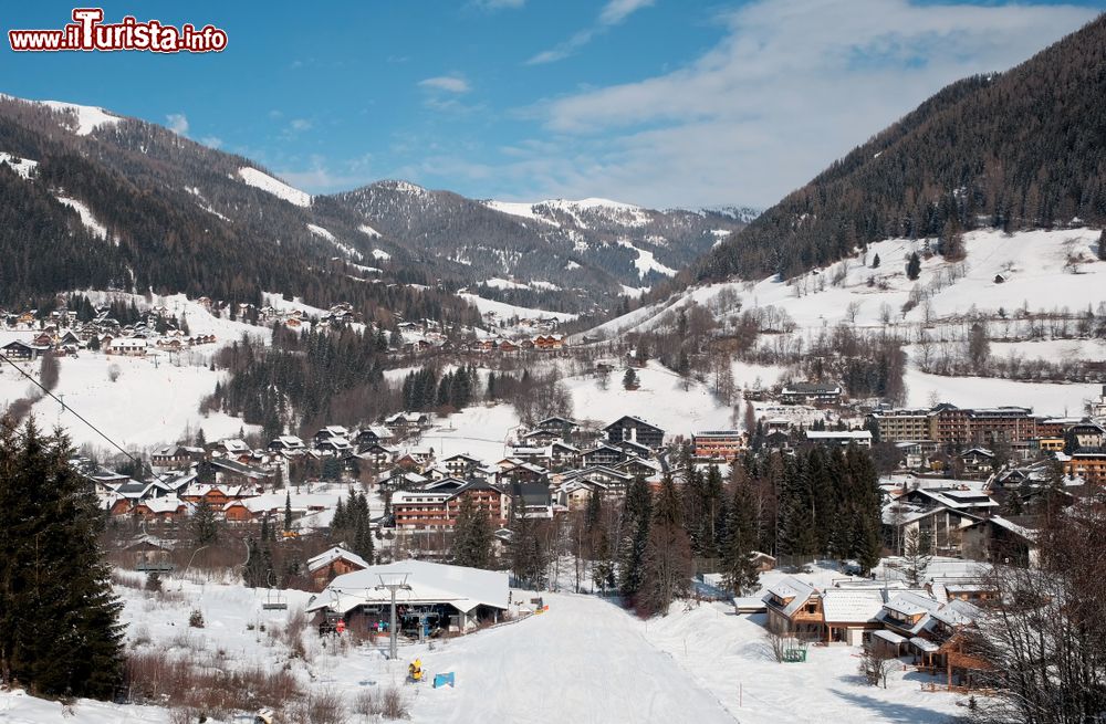 Immagine Panorama innevato dell'area sciistica di St. Oswald - Bad Kleinkircheim, Austria. Situata nel distretto di Spittal an der Drau, questa località è famosa per gli sport invernali e per le terme.