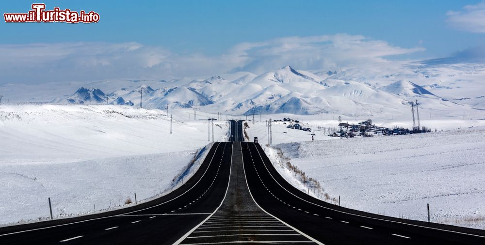 Immagine Panorama innevato lungo la superstrada di Erzurum, Turchia. Sullo sfondo, i monti di Kars con la neve.