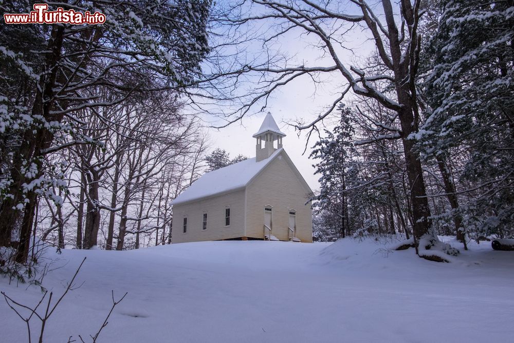 Immagine Panorama innevato nella valle di Cades Cove sulle Great Smoky Mountains (USA). In questa immagine, una graziosa chiesetta.