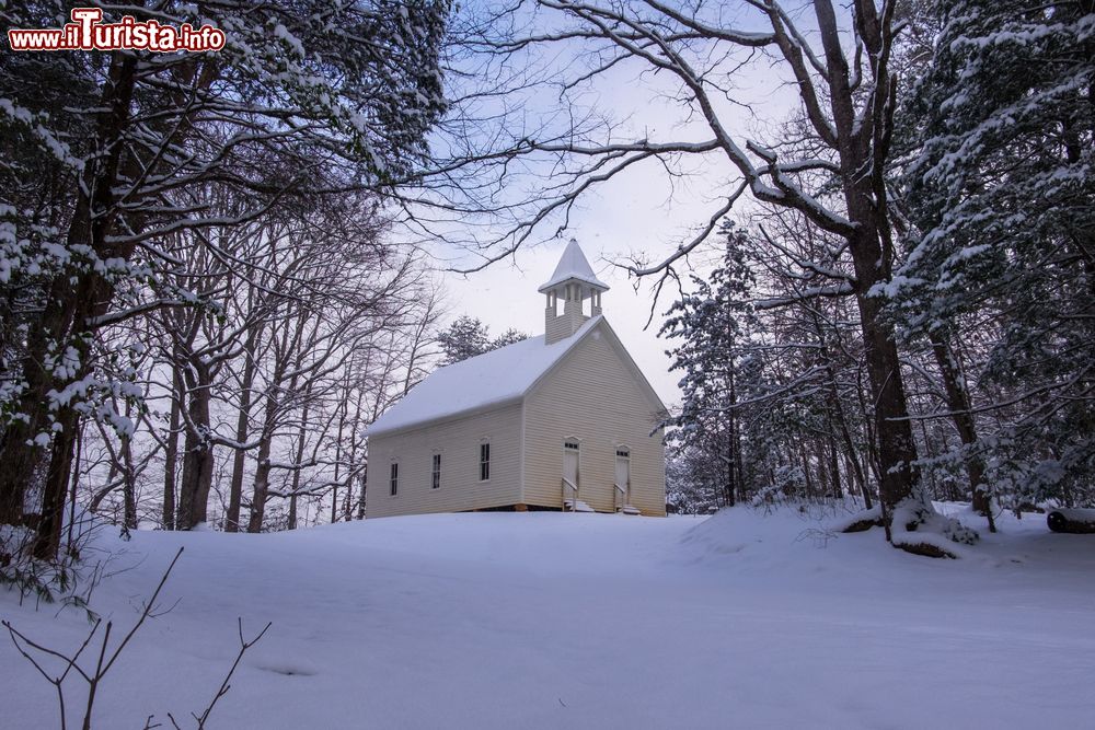 Immagine Panorama innevato nella valle di Cades Cove sulle Great Smoky Mountains (USA). In questa immagine, una graziosa chiesetta.