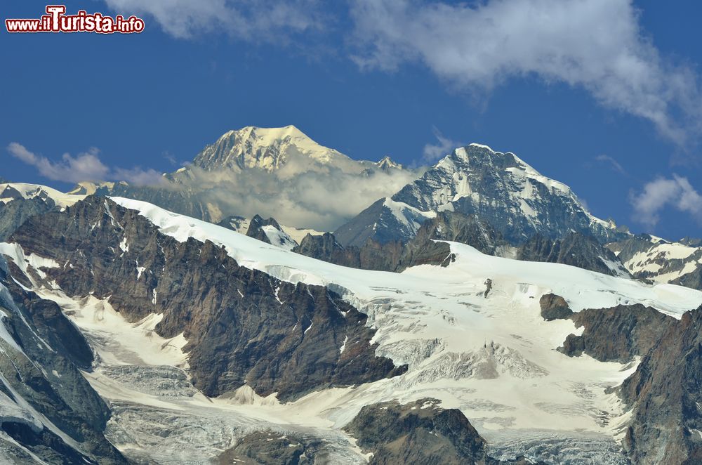 Immagine Panorama innevato su Grand Combin, Mont Colon e Pigne d'Arolla a Evolene, Svizzera. E' la zona sud delle Alpi svizzere vista da est.