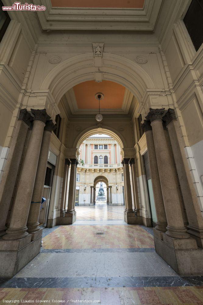 Immagine Panorama interno del mercato coperto di Pavia, Lombardia, costruito nel 1880 - © Claudio Giovanni Colombo / Shutterstock.com