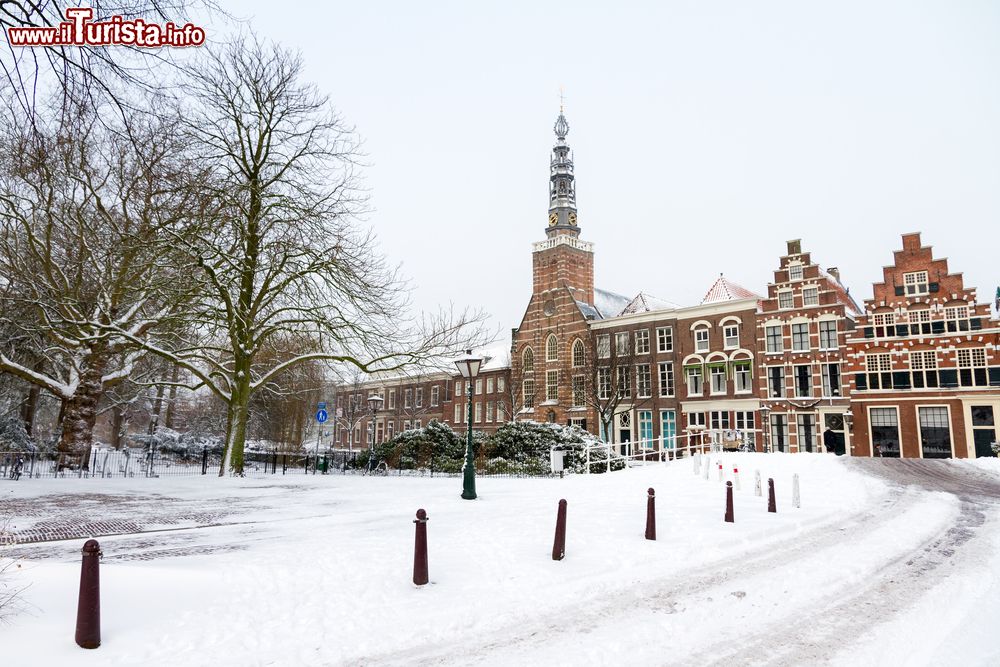 Immagine Panorama invernale con la neve sulla Opstandingskerk a Leiden, Olanda.