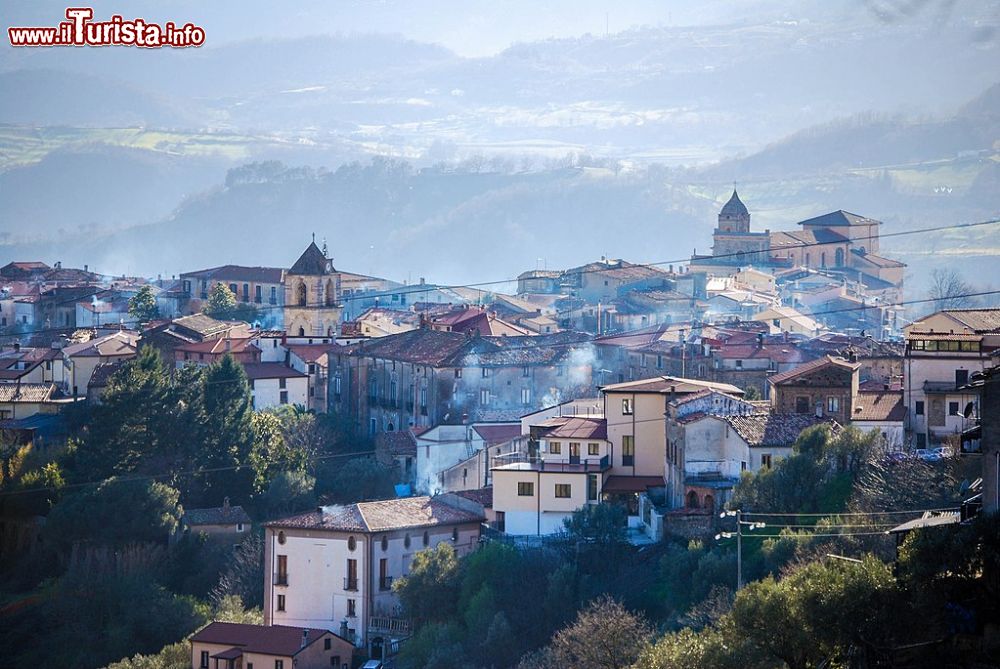 Immagine Panorama invernale del borgo di Rogliano in Calabria  - © Gialto, CC BY-SA 4.0, Wikipedia