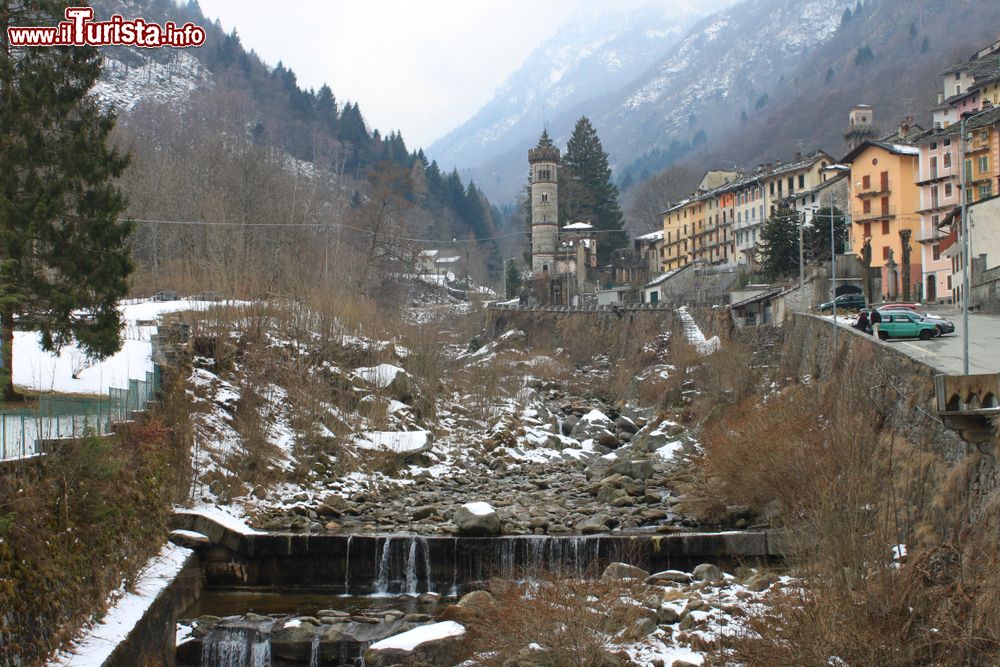 Immagine Panorama invernale del borgo massonico di Rosazza e il fiume Cervo in Piemonte.