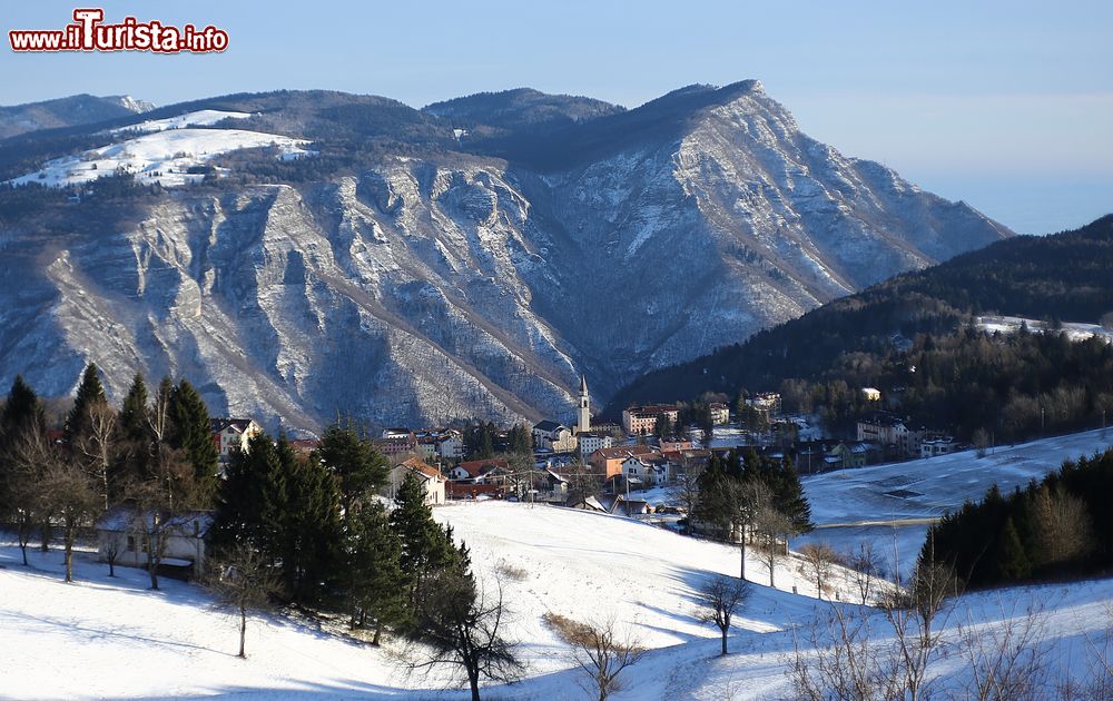 Immagine Panorama invernale del piccolo villaggio di Tonezza del Cimone, provincia di Vicenza, Veneto.