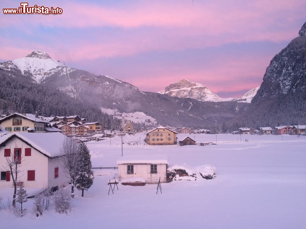 Immagine Panorama invernale del Pordoi e del Colle Rodella dal villaggio di Mazzin, Val di Fassa, al tramonto (Trentino Alto Adige).