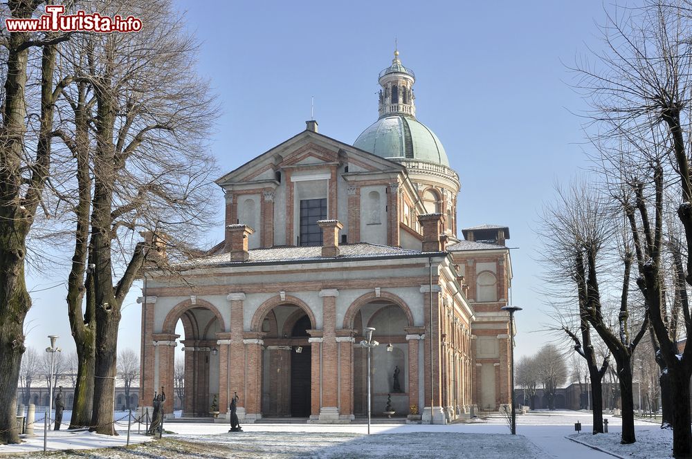 Immagine Panorama invernale del Santuario di Caravaggio. Siamo in Lombardia, provincia di Bergamo