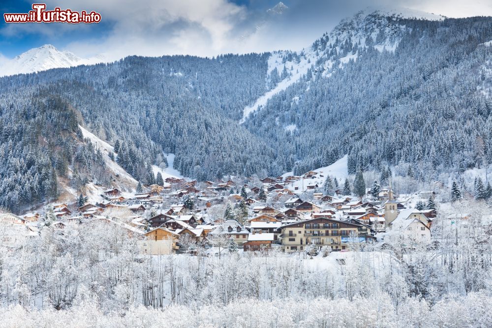 Immagine Panorama invernale del villaggio di Les Contamines-Montjoie (Francia) ricoperto dalla neve. Durante i mesi invernali questo borgo diventa un vero angolo di paradiso per gli appassionati di sci e di montagna.