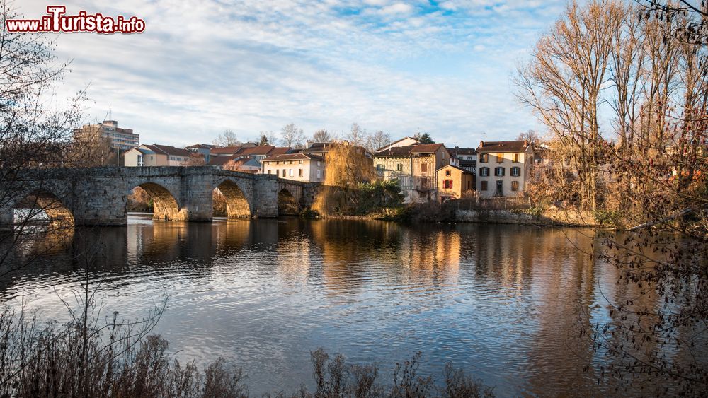 Immagine Panorama invernale della cittadina di Limoges, Francia. In primo piano, il fiume Vienne: lungo 363 km, è il principale affleunte della Loira per volume d'acqua.