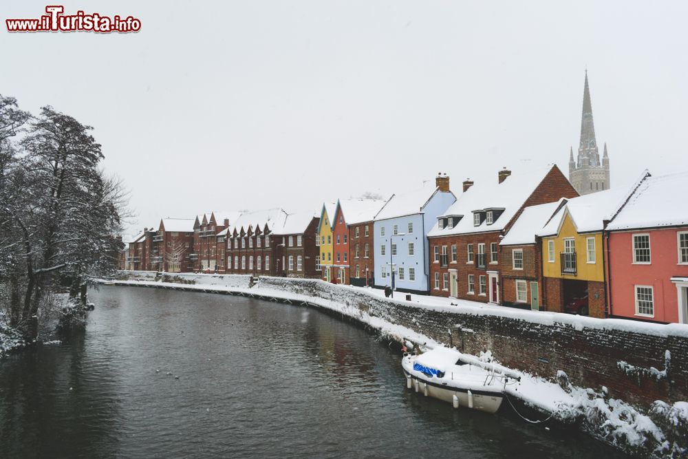 Immagine Panorama invernale della cittadina di Norwich, Inghilterra, con la neve.