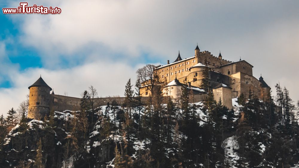 Immagine Panorama invernale della fortezza Hohenwerfen a Flachau, land Salisburghese, Austria. Il maniero venne costruito fra il 1075 e il 1078 durante il periodo per la lotta alle investiture come punto di controllo strategico su un promontorio naturale di 155 metri sulla valle del Salzach.