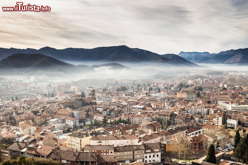 Immagine Panorama invernale di Olot in Spagna, fotografata dal vulcano Montscaopa, Garrotxa.