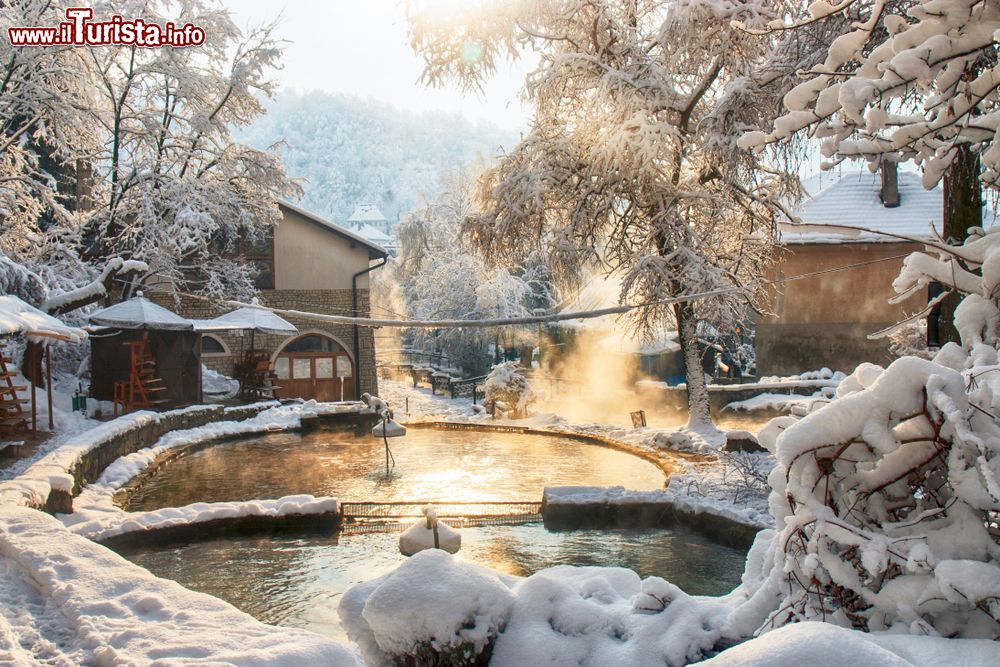 Immagine Panorama invernale di Plava Voda con la neve a Travnik, Bosnia e Erzegovina.