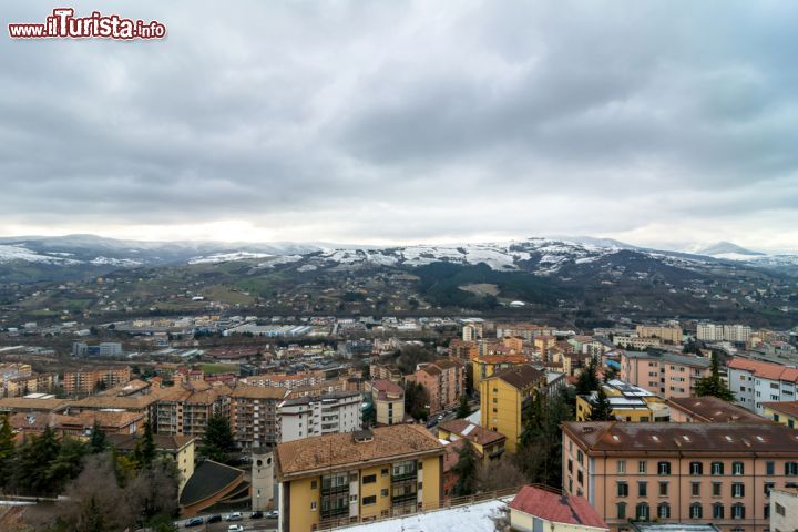 Immagine Panorama invernale di Potenza in Basilicata: le nevicate interessano di frequente la città, grazie alla sua altitudine di circa 800 metri sul livello del mare, che la rendono il capoluogo di regione più alto d'Italia - © Eddy Galeotti / Shutterstock.com