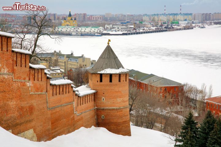 Immagine Il panorama invernale dalle mura del Cremlino di Nizhny Novgorod, Russia, con la neve che ricopre la città e il corso del fiume - foto © LeniKovaleva / Shutterstock.com