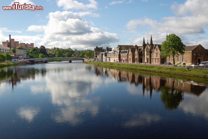 Immagine Panorama della cittadina di Inverness, Scozia, sul fiume Ness. E' la città più grande nonché capitale culturale delle Highlands scozzesi - © Zdenek Krchak / Shutterstock.com