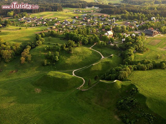 Immagine Un suggestivo panorama della cittadina di Kernave dal monte Jovaisa, Lituania. Questo piccolo villaggio a vocazione turistica è stato capitale medievale del Granducato di Lituania.
