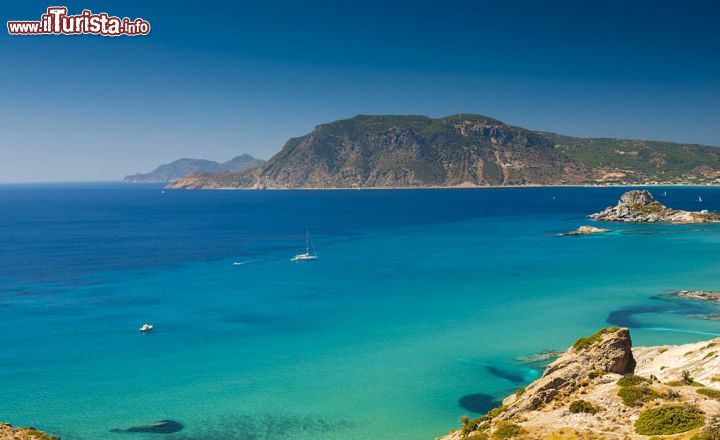 Immagine Veduta della baia di Kefalos, isola di Kos, Grecia: siamo nella zona più selvaggia e autentica di Coo - © moreimages / Shutterstock.com