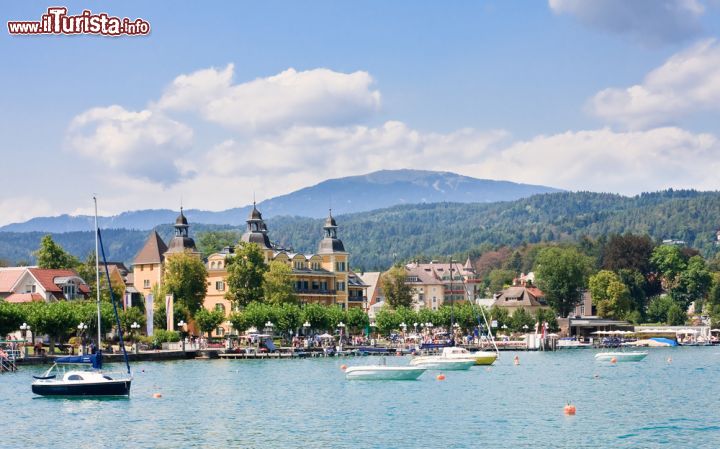 Immagine Il panorama del lago Woerther See e il borgo di Velden in Austria - © nikolpetr / Shutterstock.com