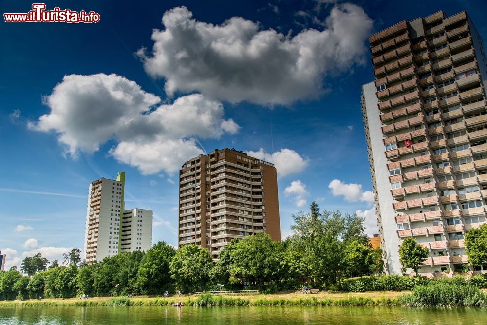 Immagine Panorama lungo il principale canale del Danubio nei pressi di Erlangen, Germania. Assieme a Norimberga e Furth questa località forma un conglomerato urbano nel cuore della Franconia.