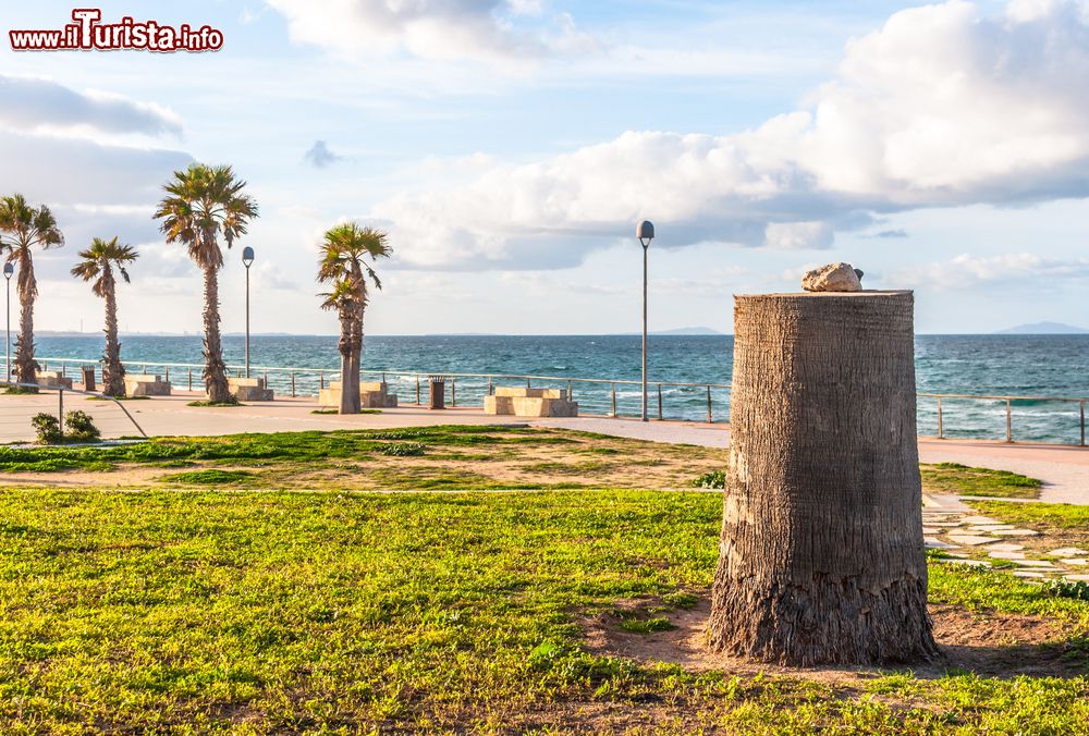 Immagine Panorama lungomare di Marina di Sorso (Sardegna) in una giornata ventosa d'inverno.