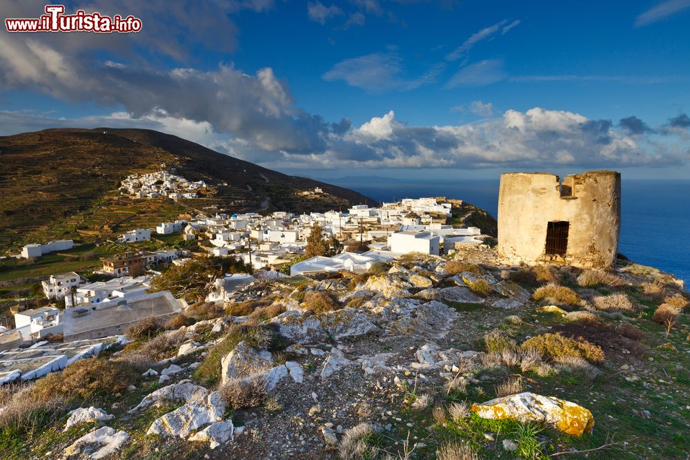 Immagine Panorama mattutino dell'isola di Sikinos con le sue abitazioni (Grecia).