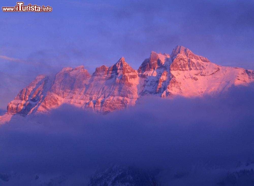 Immagine Panorama mattutino sulle vette di Les Crosets, Svizzera: un pittoresco bagliore rossastro illumina le cime della stazione sciistica nel Cantone del Vallese.