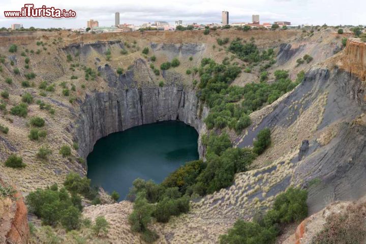 Immagine Panorama della miniera storica di diamanti a Kimberley Sudafrica - © Johan Pienaar / Shutterstock.com