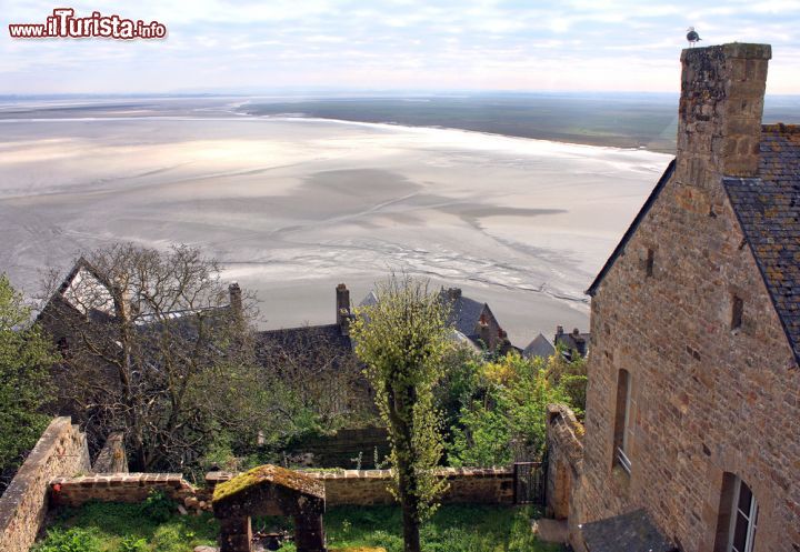 Immagine Panorama di Mont-Saint-Michel, Normandia, Francia. Il fiume Couesnon sfocia nell'omonima baia: proprio alla foce di questo corso d'acqua sorge Mont-Saint-Michel - © LIUDMILA ERMOLENKO / Shutterstock.com