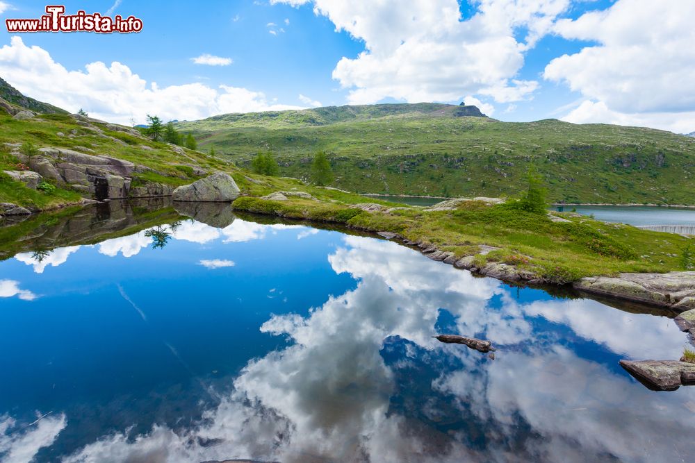 Immagine Panorama montano italiano con un lago alpino vicino a Falcade, provincia di Belluno, Veneto. Siamo nell'area del Passo San Pellegrino, valico delle Dolomiti posto a 1918 metri di altezza.