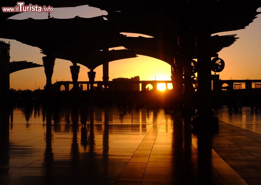 Immagine Panorama dalla moschea Nabawi al sorgere del sole nei pressi del cimitero al-Baqi, Medina, Arabia Saudita.