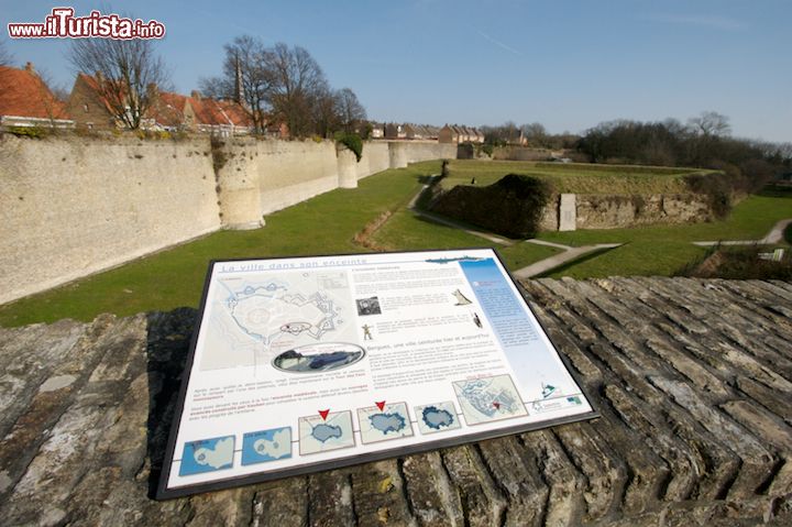 Immagine Una vista panoramica sulle mura di Bergues, il borgo in cui è ambientato il film "Giù al nord" ("Bienvenue chez les Ch’tis", il titolo originale francese).