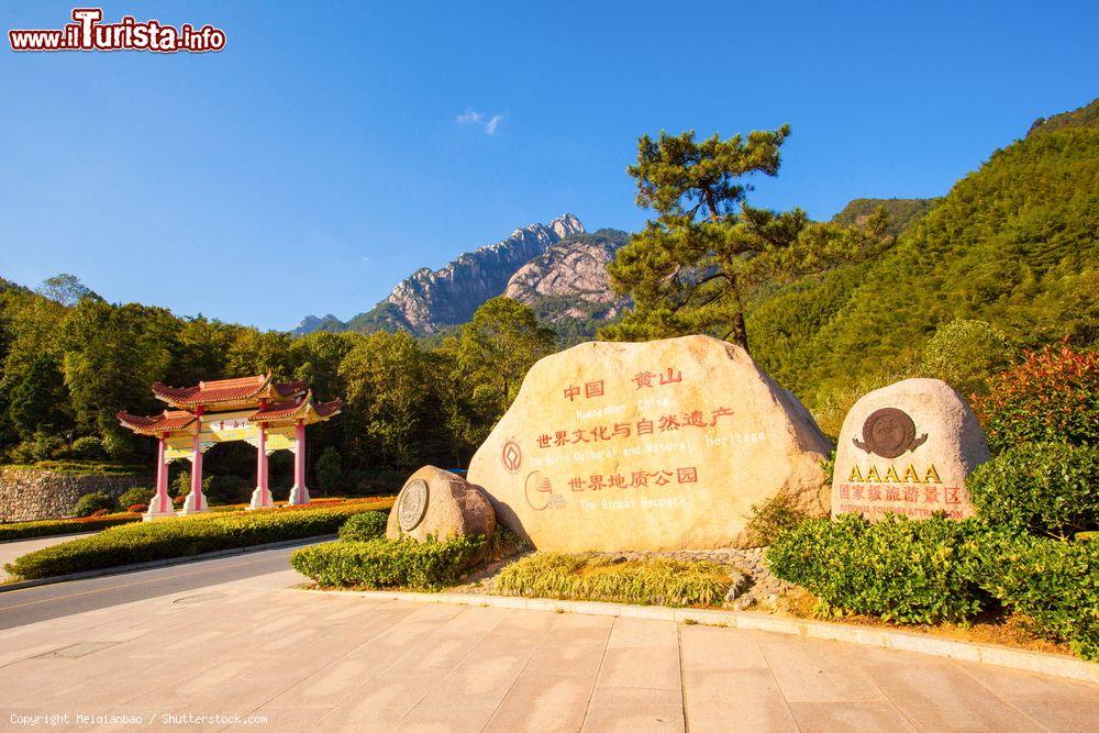 Immagine Panorama nei pressi dei monti Huangshan, Cina, con una tradizionale porta d'ingresso  - © Meiqianbao / Shutterstock.com