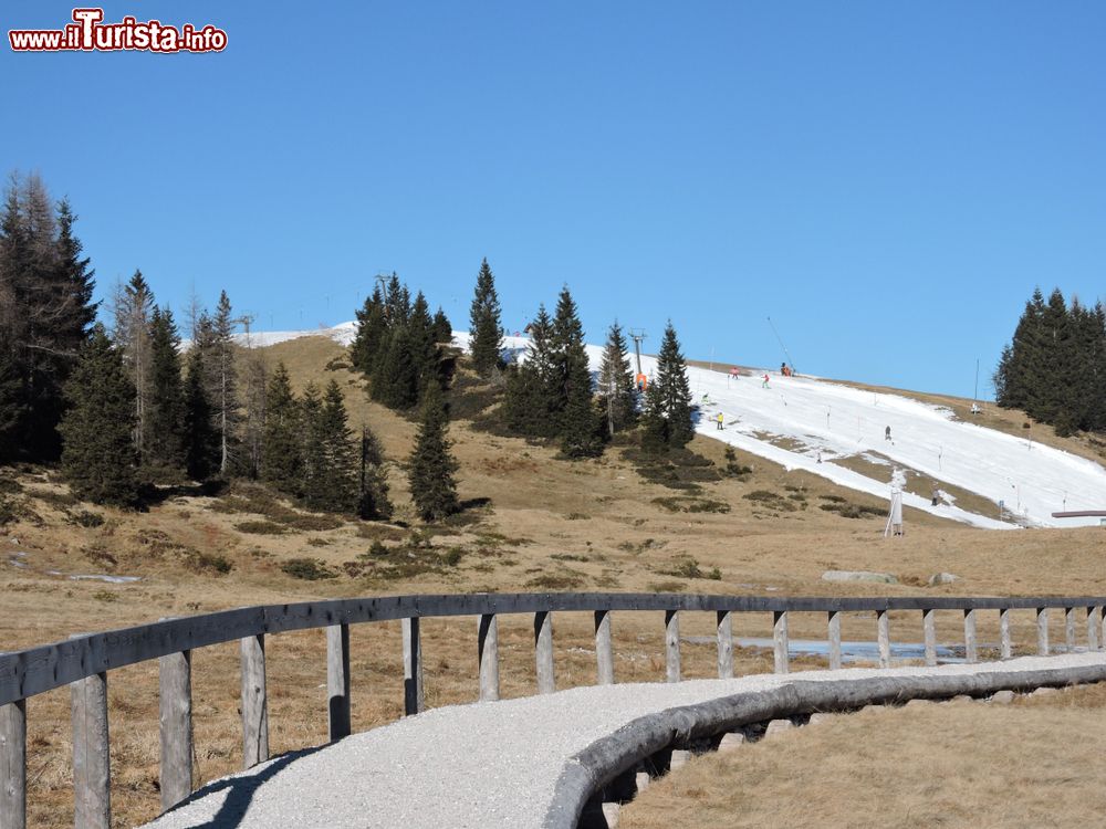 Immagine Panorama nei pressi di Nassfeld (Austria) con passeggiata lungolago.