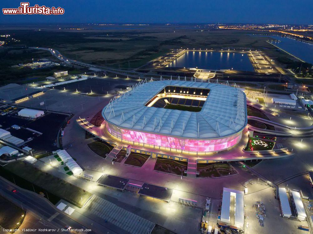 Immagine Panorama notturno dall'alto dello stadio di Rostov-on-Don, Russia. Con una capienza di circa 43.500 posti a sedere, la Rostov Arena ospita le partite caslinghe del FC Rostov. Vi si sono disputate anche  alcune partite dei Mondiali 2018 © Vladimir Koshkarov / Shutterstock.com