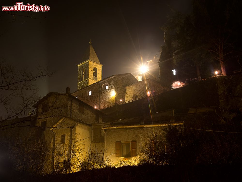 Immagine Panorama notturno del borgo di Equi Terme in Lunigiana