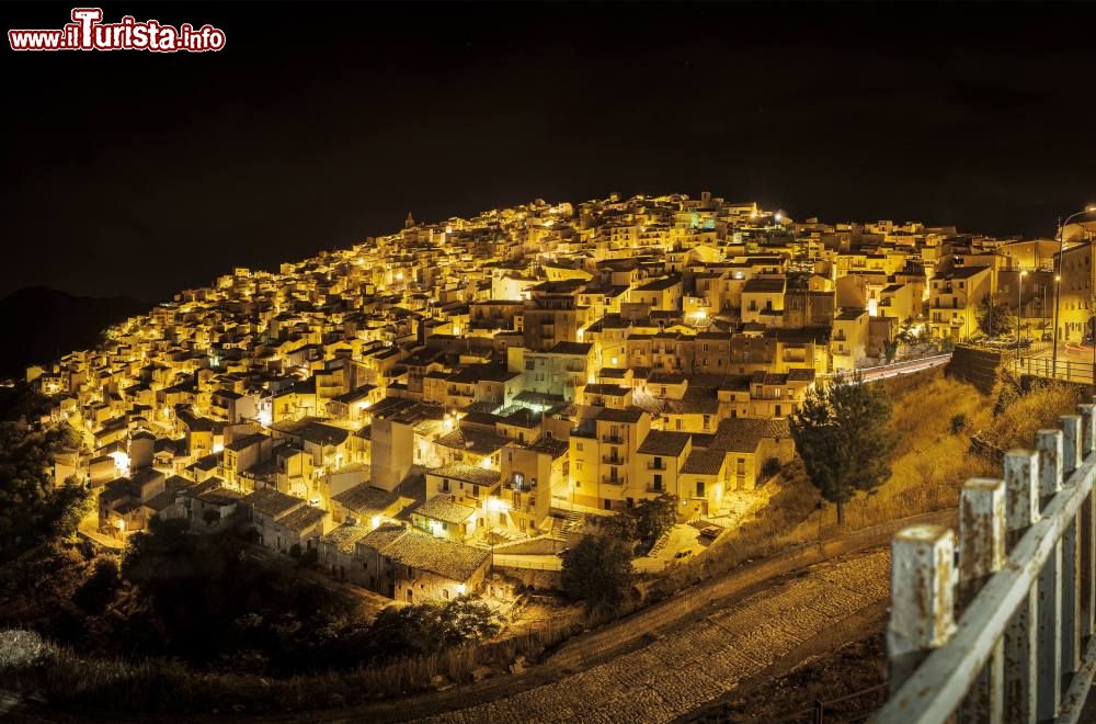 Immagine Panorama notturno del borgo di Prizzi in Sicilia. Nel corso dei secoli questa cittadina, che ha mantenuto intatto il fascino medievale, ha subito innumerevoli dominazioni che ne hanno ampliato l'importanza.